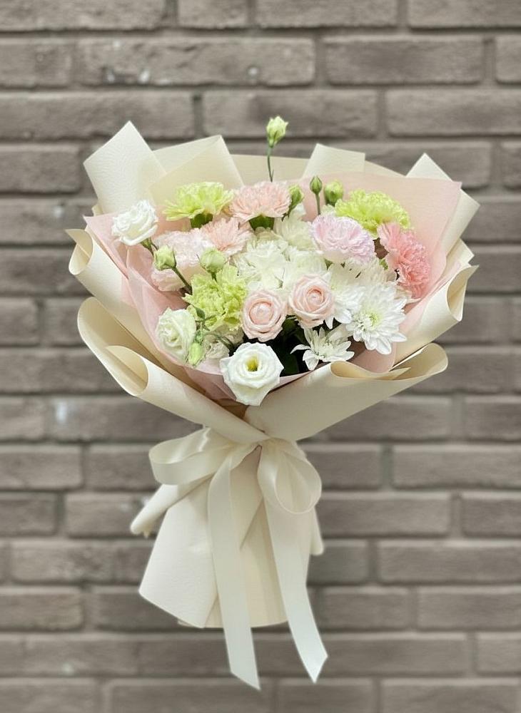 Букет цветов из: Гвоздики, Розы, Лизиантусы и Хризантемы в Нестерово