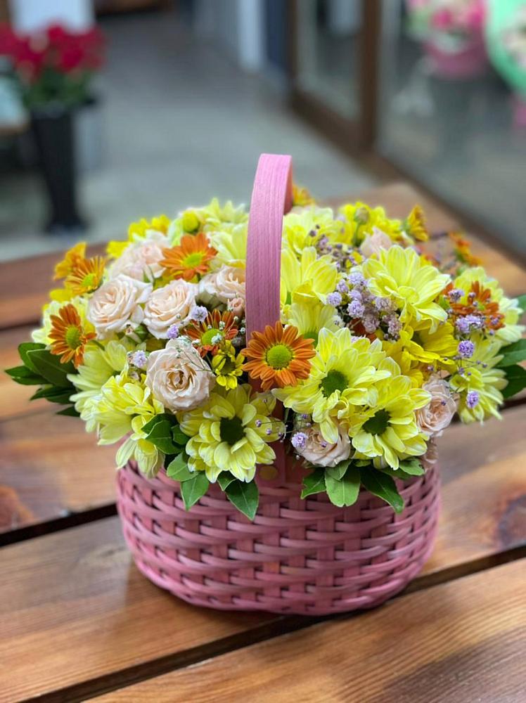 Цветочная композиция из Хризантемы и Розы в корзине в Нестерово