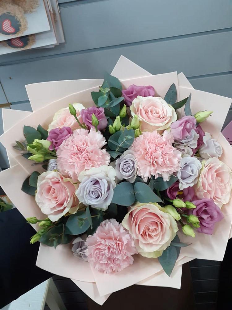 Букет цветов из: Розы, Гвоздики и Лизиантусы в Нестерово